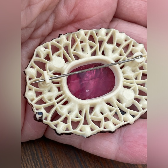Vintage lucite /resin brooch - Picture 2 of 4